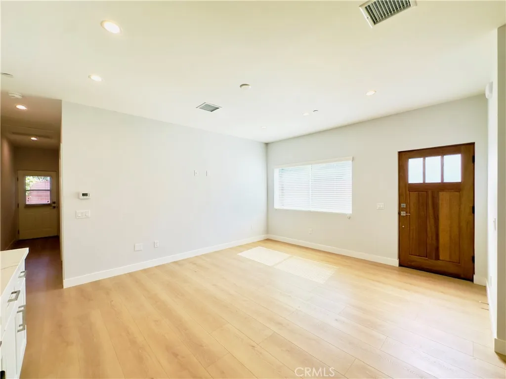 Lake Balboa, California 91406, United States, 2 Bedrooms Bedrooms, ,2 BathroomsBathrooms,Residential,Active,184706