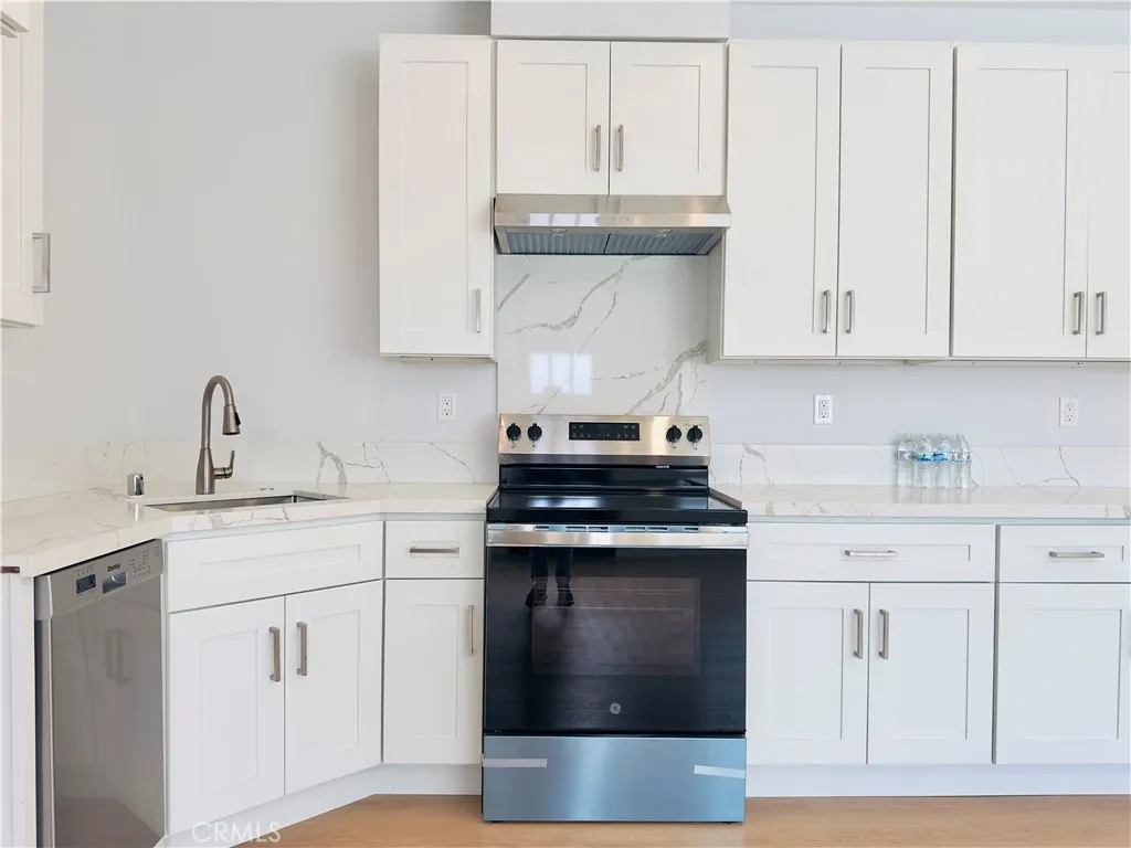 Lake Balboa, California 91406, United States, 2 Bedrooms Bedrooms, ,2 BathroomsBathrooms,Residential,Active,184706