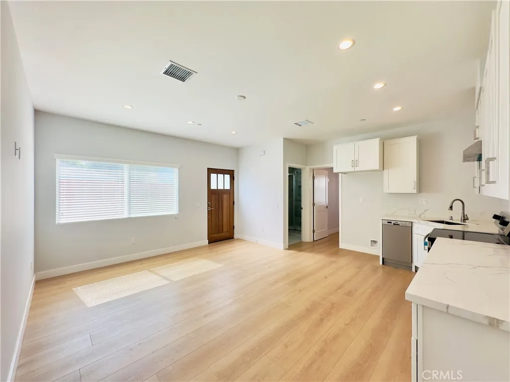 Lake Balboa, California 91406, United States, 2 Bedrooms Bedrooms, ,2 BathroomsBathrooms,Residential,Active,184706