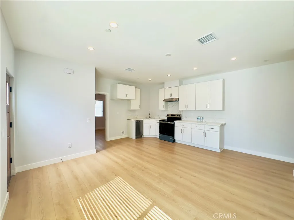 Lake Balboa, California 91406, United States, 2 Bedrooms Bedrooms, ,2 BathroomsBathrooms,Residential,Active,184706