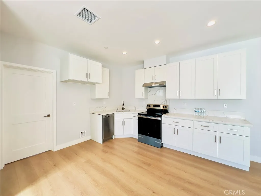 Lake Balboa, California 91406, United States, 2 Bedrooms Bedrooms, ,2 BathroomsBathrooms,Residential,Active,184706