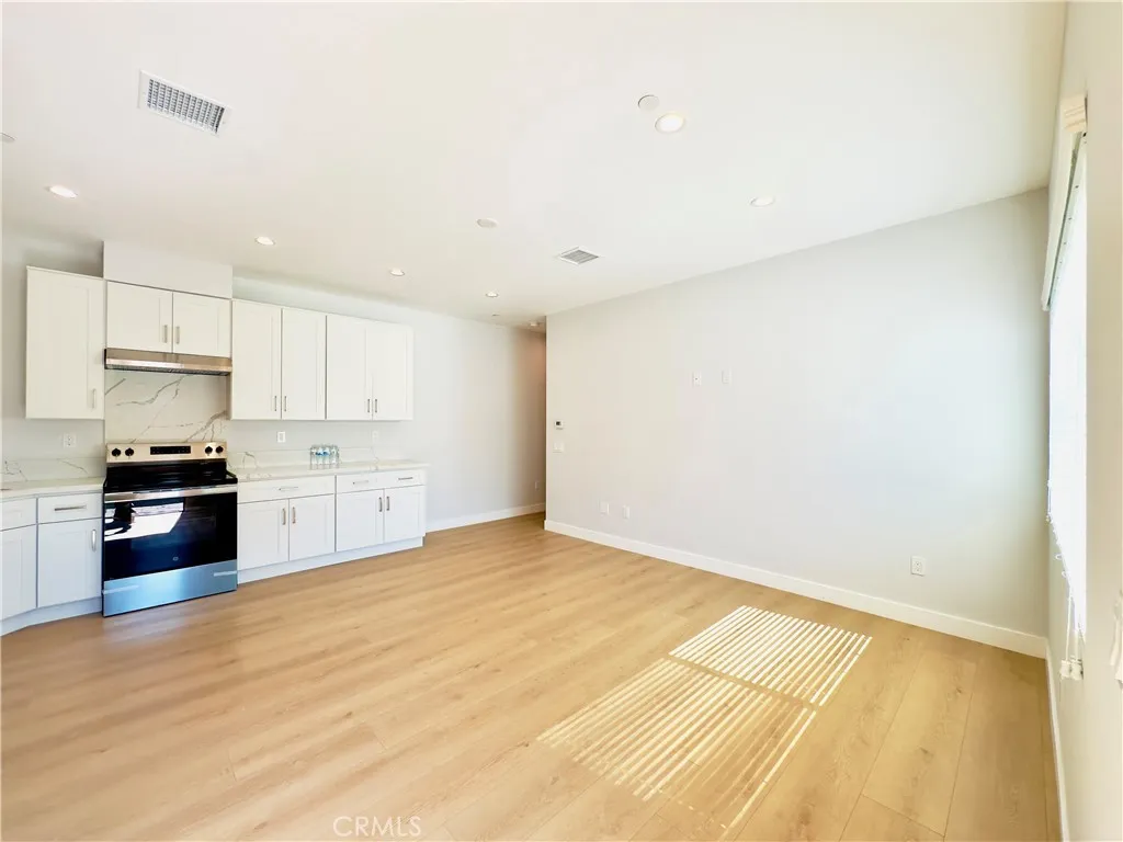 Lake Balboa, California 91406, United States, 2 Bedrooms Bedrooms, ,2 BathroomsBathrooms,Residential,Active,184706