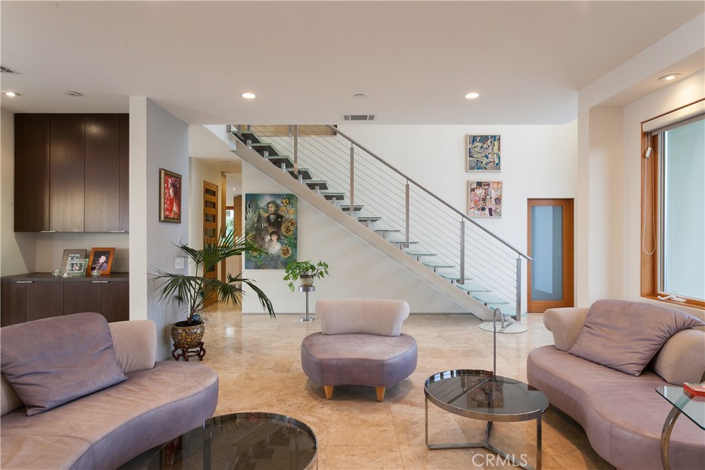 19631 Crestknoll