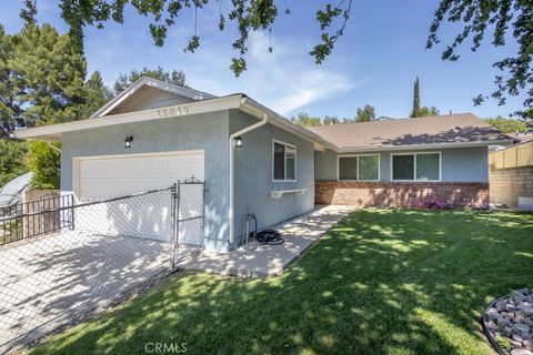 Photo of 25040 Everett Drive, Newhall, CA 91321 (MLS # SR26066345)