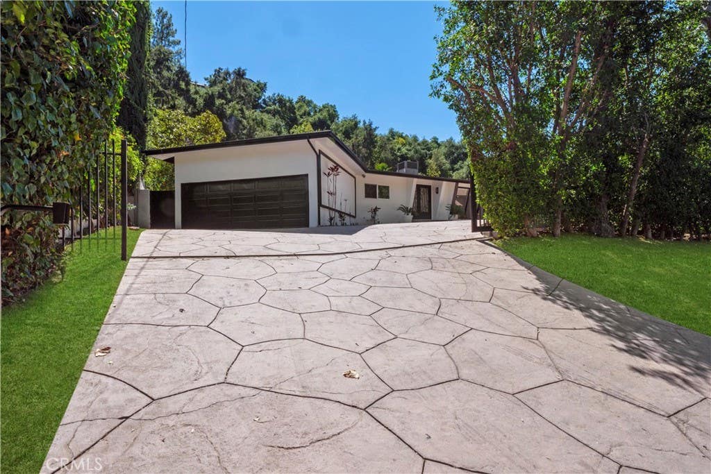 Photo of 3267 Laurel Canyon Boulevard, Studio City, CA 91604 (MLS # SR26144536)