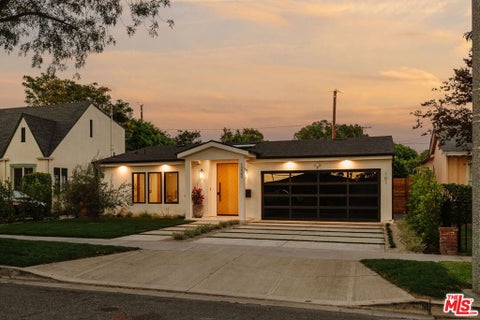 Photo of 1222 N Lincoln Street, Burbank, CA 91506 (MLS # 26868157)