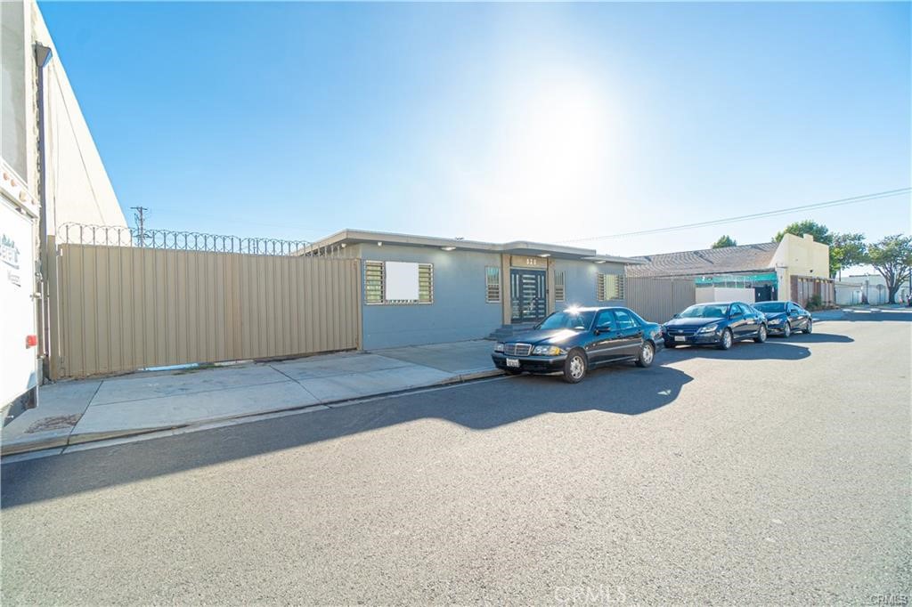 820 W Esther Street
