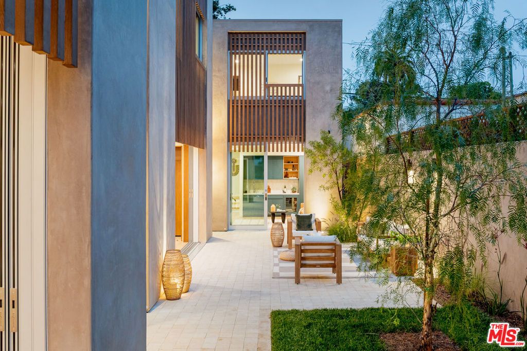Photo of 2132 Walnut Avenue, Venice, CA 90291 (MLS # 26833127)