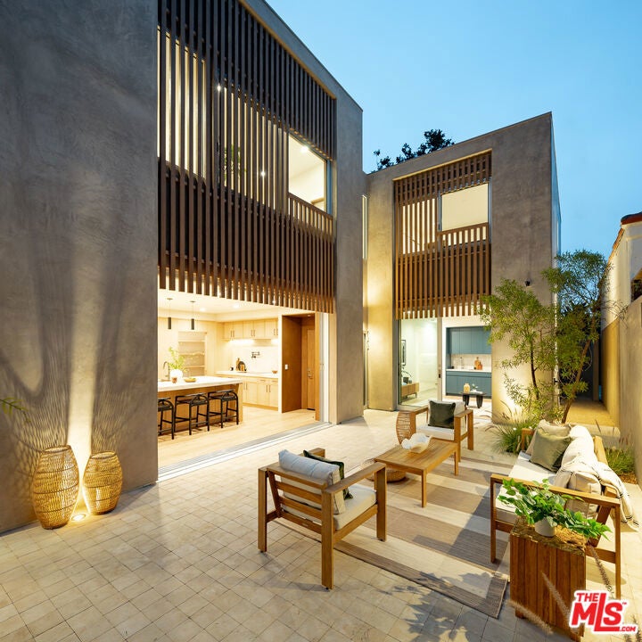 2132 Walnut Avenue, Venice CA 90291