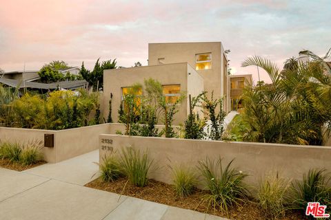 Photo of 2132 Walnut Avenue, Venice, CA 90291 (MLS # 26833127)