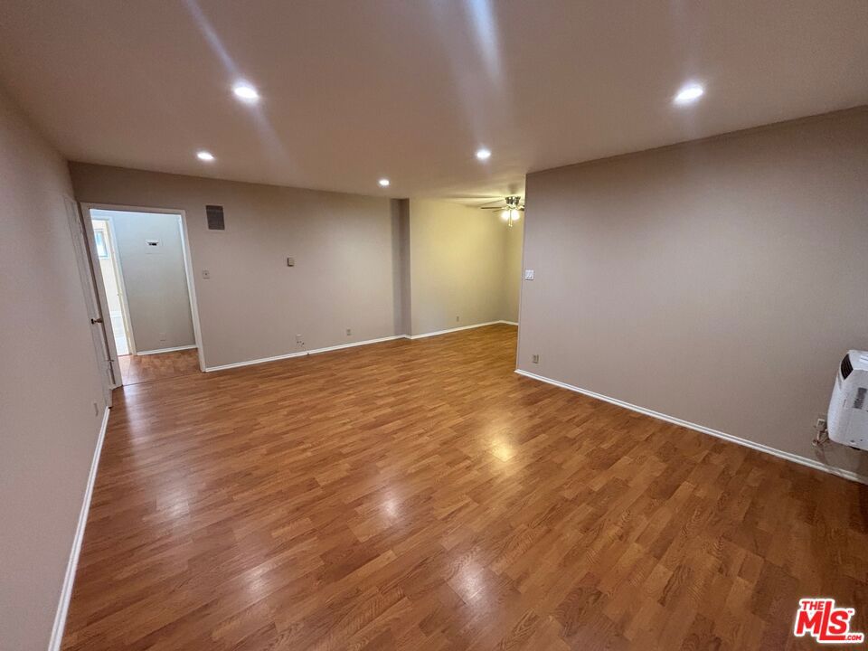 Great location, Beverly Hills adjacent, Large 1 bedroom with hardwood floors & recessed lighting. kitchen include stove, fridge & dishwasher. Apt has 2 car tandem parking. Apt is close to Pico restaurants & shopping: 20 minutes from LAX, The Beach & DTLA. Minutes from Century City, Beverly Hills & The Grove. This unit will go fast. Easy to see.