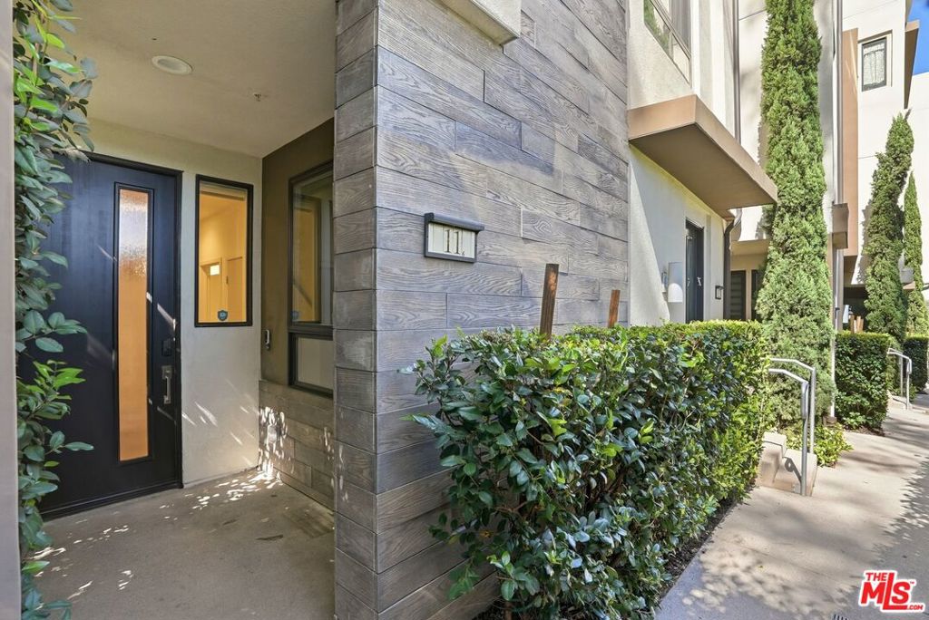 2111 N Cahuenga Boulevard 11