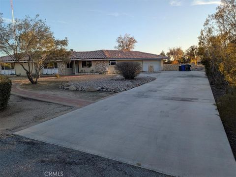 Photo of 19989 Crow Rd, Apple Valley, CA 92307 (MLS # PW25279356)