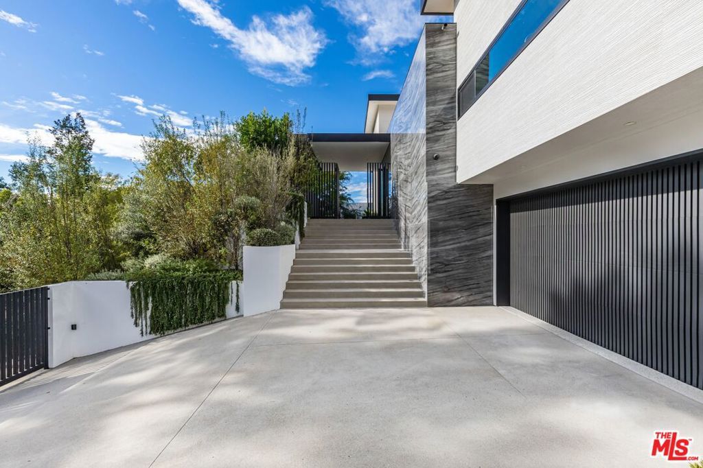 Photo of 9455 Eden Drive, Beverly Hills, CA 90210 (MLS # 25624147)