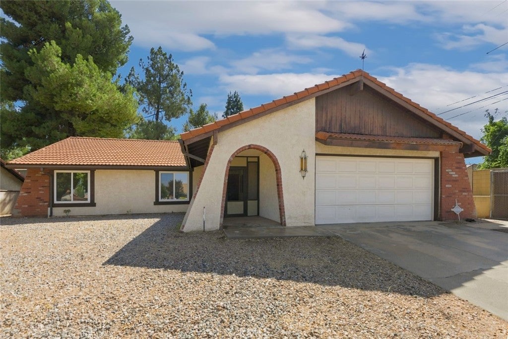 13689 Sarah Street