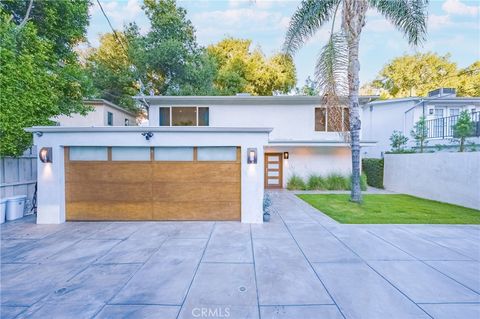 Photo of 4444 Canoga Avenue, Woodland Hills, CA 91364 (MLS # SR26013977)