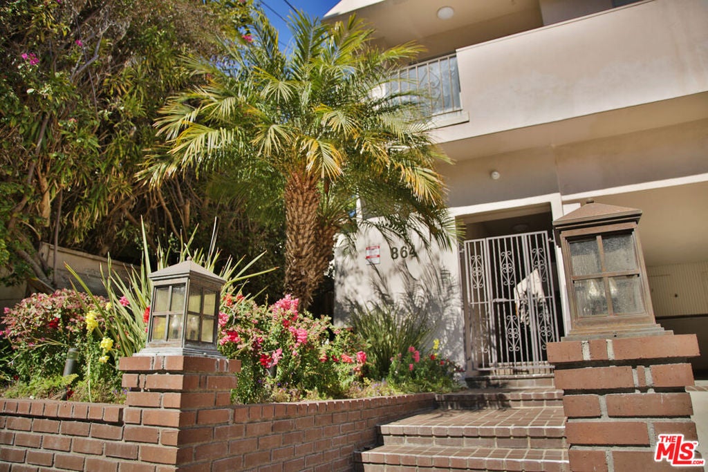 864 Granville Avenue