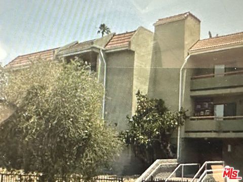 Photo of 955 S Normandie Avenue #206, Los Angeles, CA 90006 (MLS # 24392433)