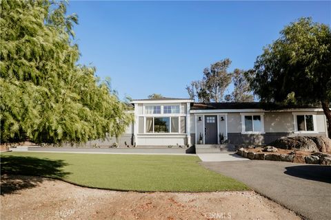 Photo of 39220 Gray Squirrel Rd, Temecula, CA 92592 (MLS # SW26048979)