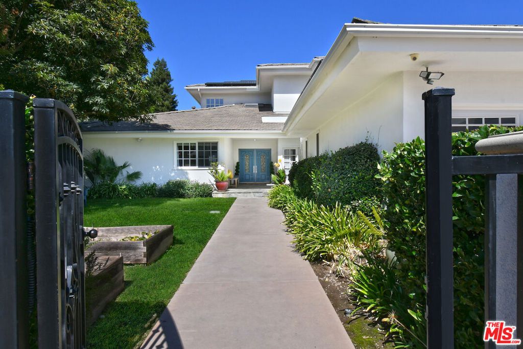 Photo of 4591 De Celis Place, Encino, CA 91436 (MLS # 25601093)