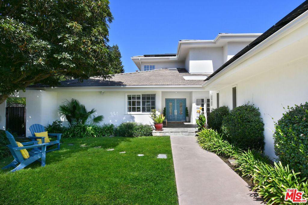Photo of 4591 De Celis Place, Encino, CA 91436 (MLS # 25601093)