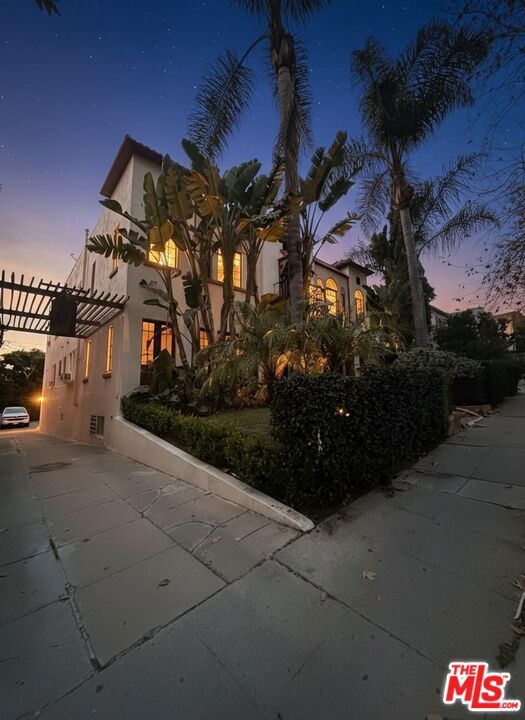 137 N Kenmore Avenue