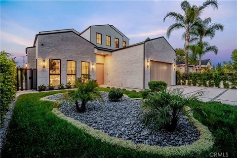 Photo of 16711 Moorpark Street, Encino, CA 91436 (MLS # SR25214990)