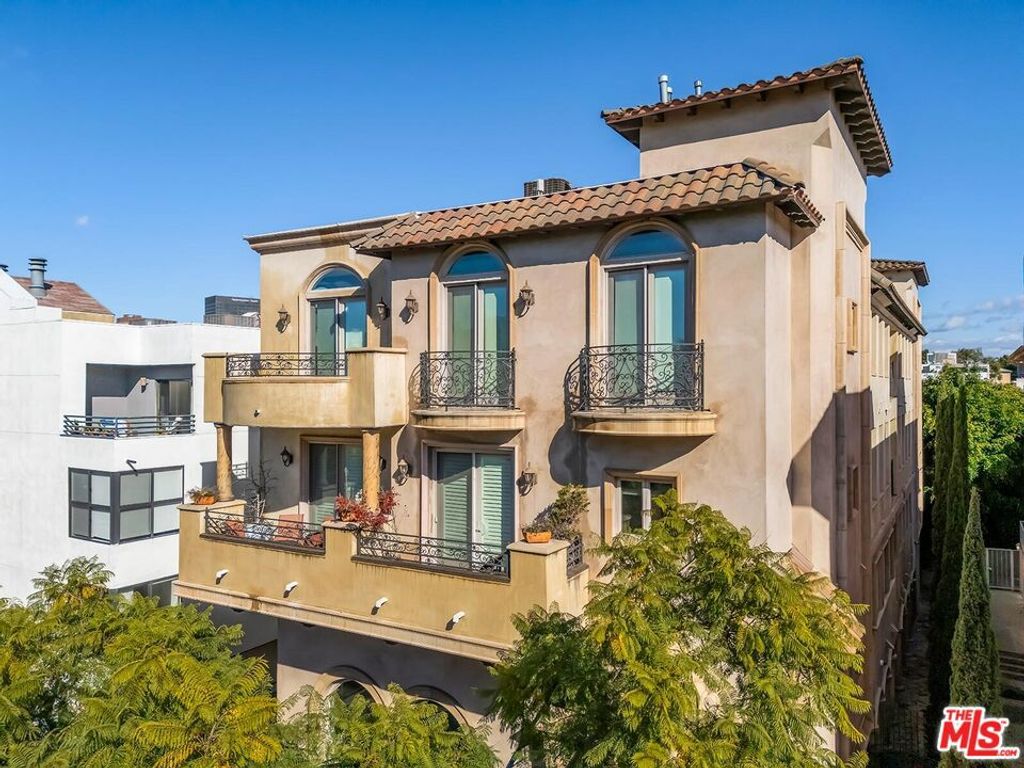 Photo of 1610 Camden Avenue #402, Los Angeles, CA 90025 (MLS # 25628973)