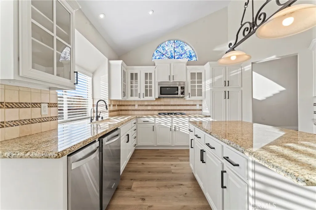 Saugus, California 91390, United States, 4 Bedrooms Bedrooms, ,3 BathroomsBathrooms,Residential,Active,233324