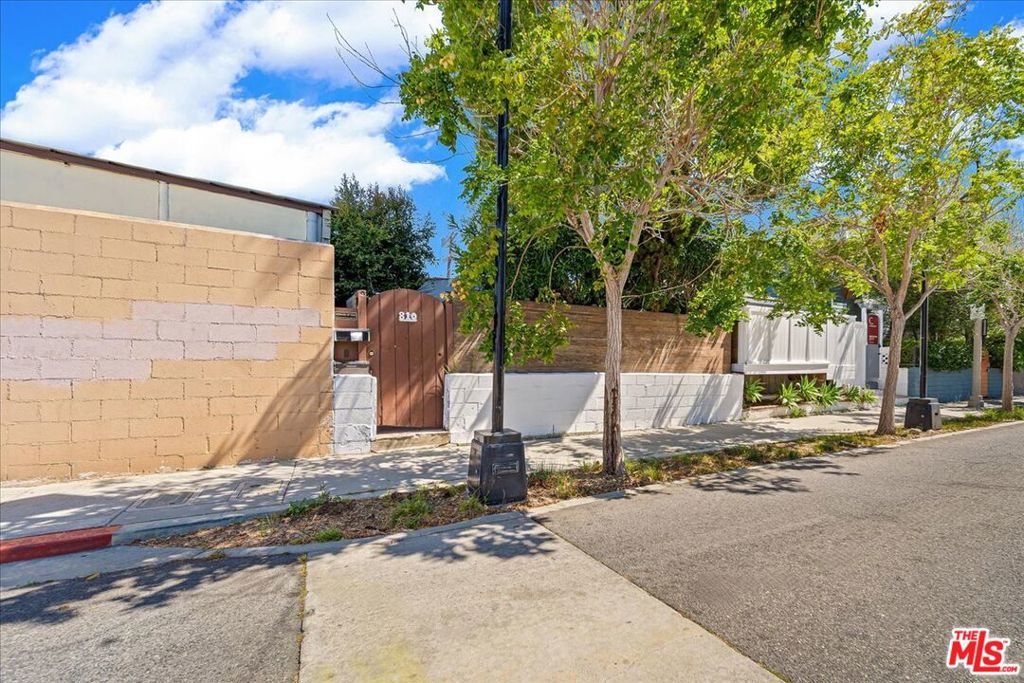 810 Navy Street