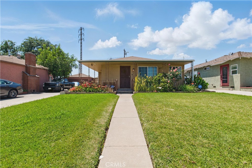 Check out this super comfy and nicely updated 2-bedroom, 2-bathroom home with 1,024 sq ft of living space. It’s got all the good stuff—central A/C to keep you cool, laminate wood floors for a clean modern feel, and recessed lighting in the living room.
The kitchen’s been upgraded with granite countertops and a fresh look, perfect for cooking up your favorites. You’ll also love the convenience of indoor laundry—no trips to the laundromat here!
Located close to everything—major highways, downtown, a local college, parks, shops, and tons of great restaurants. Move-in ready!