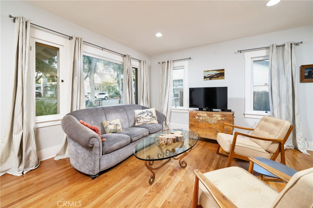 330 W 6th Street