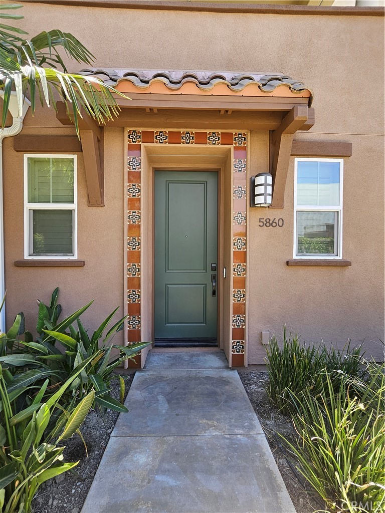 Must see!! Modern beautifully townhome in Strata Pointe! Located in private gated community, this upgraded home features 3 bedrooms,3 bathrooms,
Large balcony, walk-in closets, and 2 car attached garage. The flooring throughout the home has been upgraded to best modern laminated wood.
Solar panel system has been upgraded to produce, so you save a lot on electricity bill.
The home also includes multiple smart home technology systems including the Ring doorbell and Honeywell thermostat.
The communities include a pool, jacuzzi ,a playground, and multiple BBQ areas.
The home is conveniently located adjacent to the freeway, and close to everything!! HURRY, WON'T LAST LONG!!!!