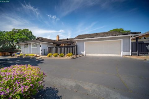 Photo of 5581 Gonzalez Ct, Concord, CA 94521 (MLS # 41129810)