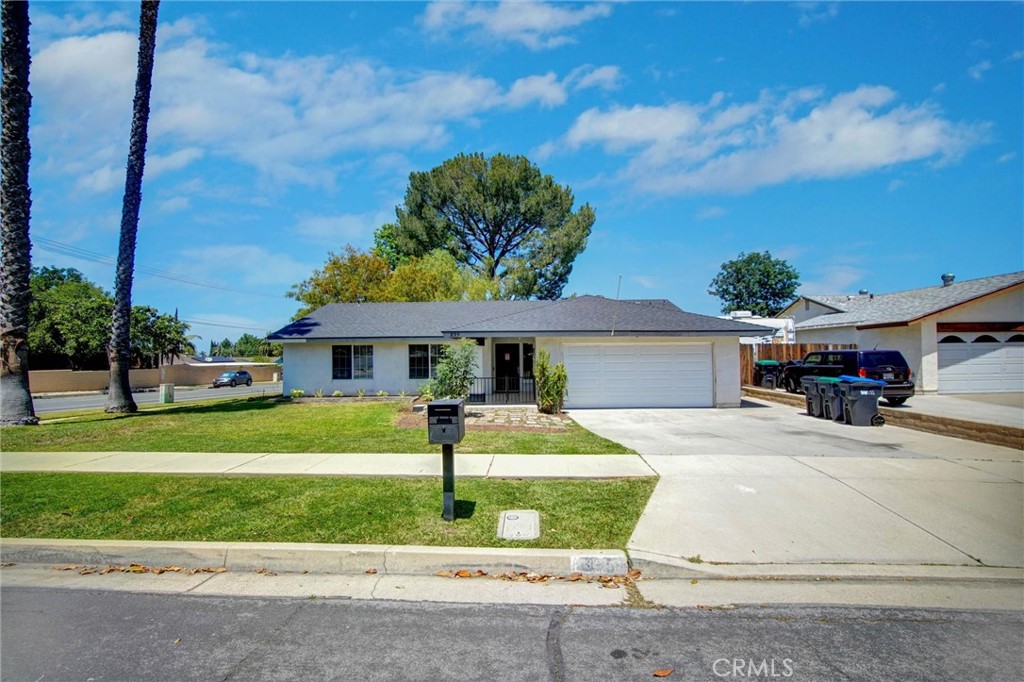 895 W Crestview