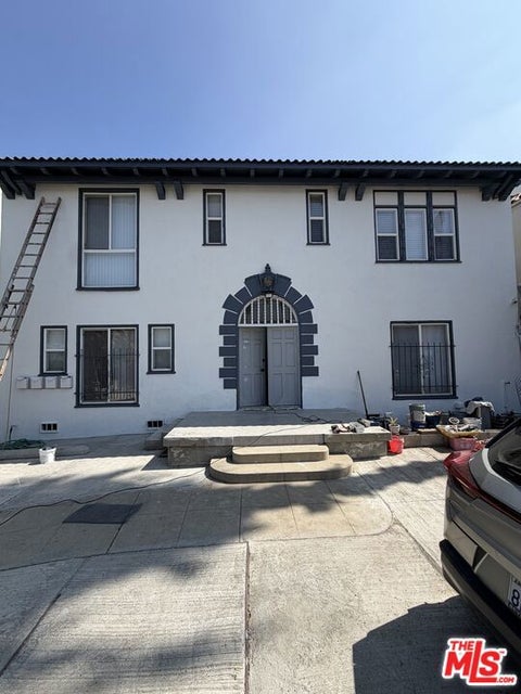 Photo of 926 S Mariposa Avenue, Los Angeles, CA 90006 (MLS # 26875111)