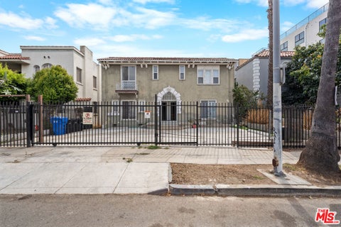 Photo of 926 S Mariposa Avenue, Los Angeles, CA 90006 (MLS # 26875111)