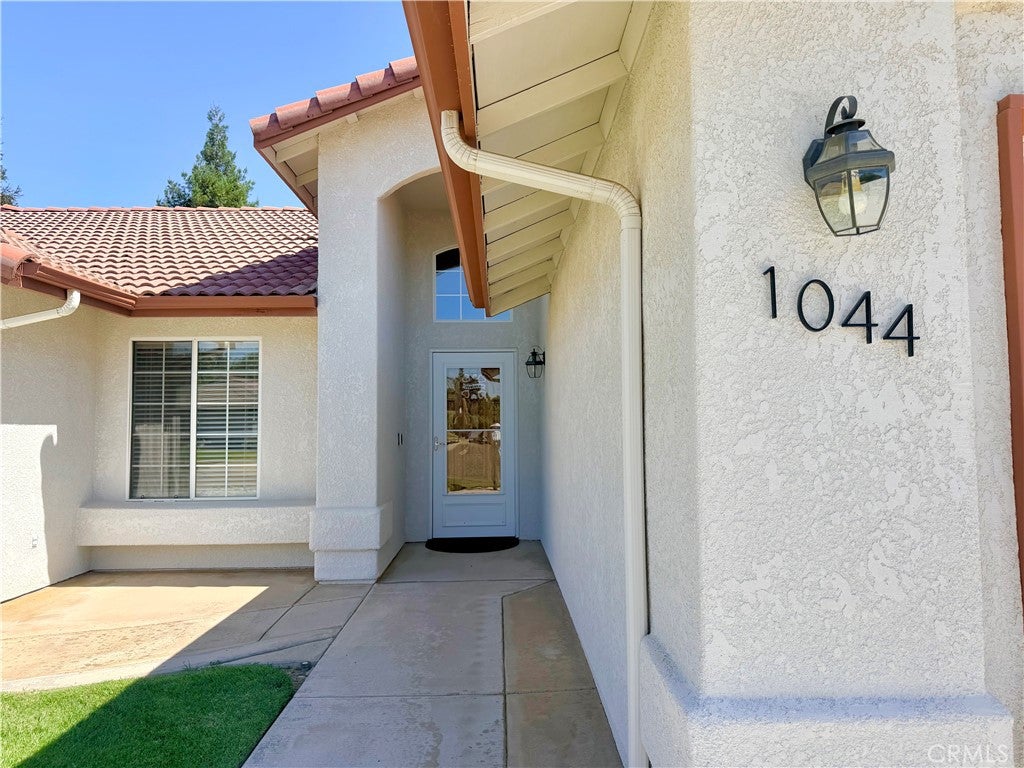 1044 N Sycamore Way