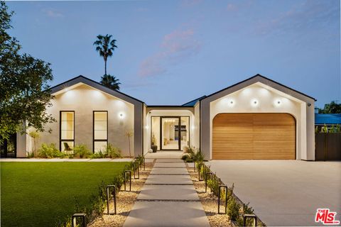 Photo of 22821 Collins Street, Woodland Hills, CA 91367 (MLS # 26667521)