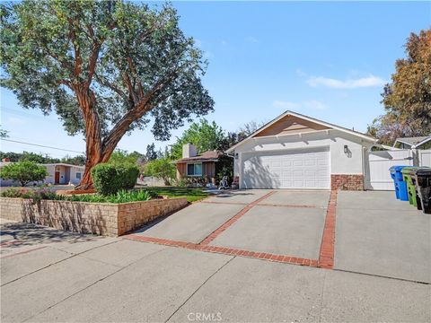 Photo of 6151 Neddy Ave, Woodland Hills, CA 91367 (MLS # SR26059527)