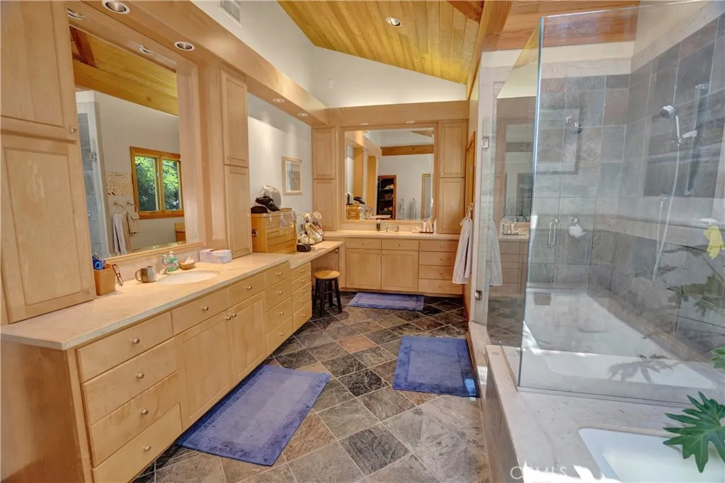 Rolling Hills, California 90274, United States, 5 Bedrooms Bedrooms, ,6 BathroomsBathrooms,Residential,Active,32156