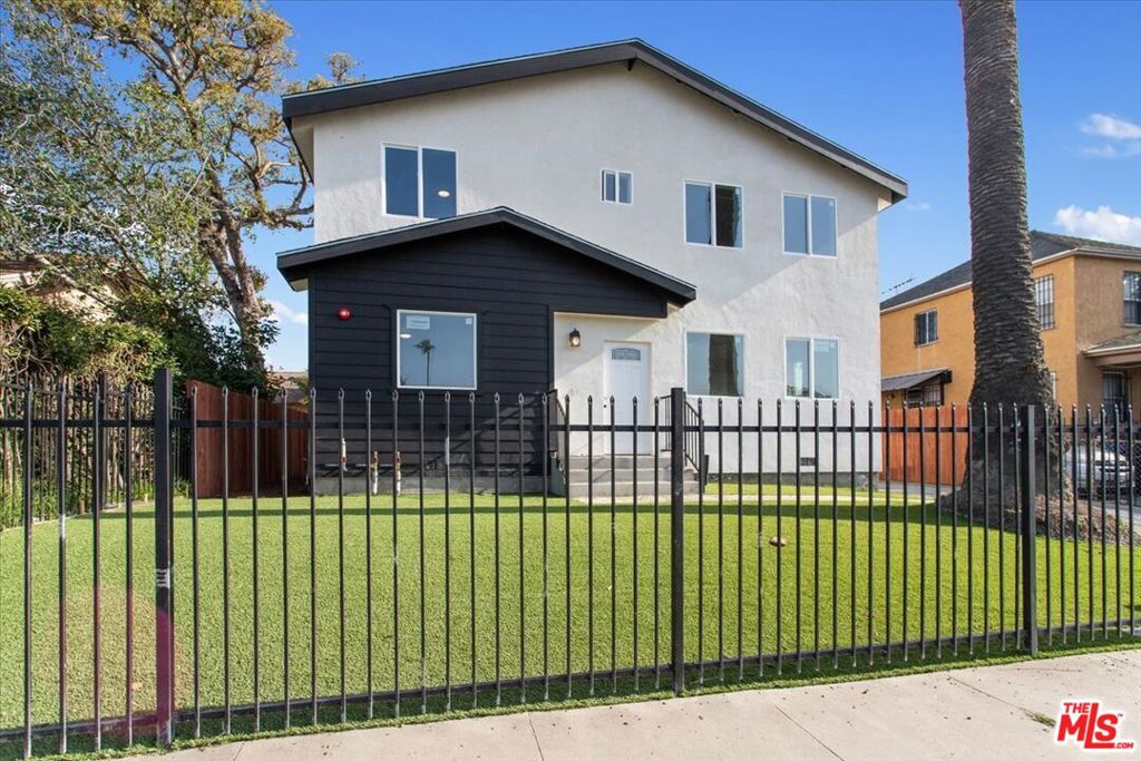 Welcome to an exceptional 4-Unit investment opportunity at 409 E 99th, a brand-new 2025 construction ideally situated for convenient access. This fully vacant property features two spacious 4-bedroom, 3-bathroom and two 3-bedroom, 2-bathroom modern apartments offering flexible rental options. Designed with low maintenance and simple management in mind, this turnkey investment delivers a strong projected 7.2% cap rate. Don't miss your chance to secure this hassle-free asset with immediate income potential! *Photos are of a similar building*