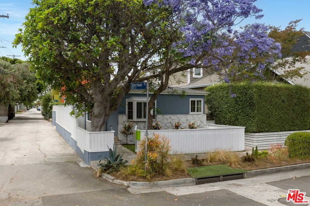 Photo of 2615 Beach Avenue, Venice, CA 90291 (MLS # 25533221)