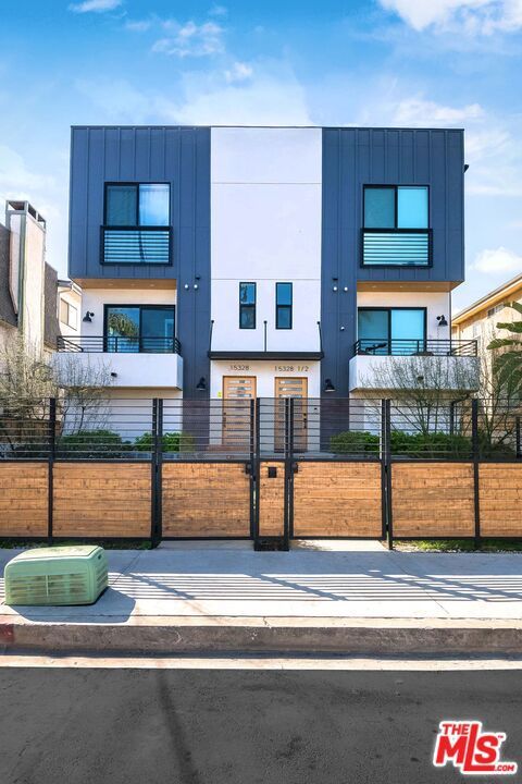 Photo of 15328 Weddington Street #1, Sherman Oaks, CA 91411 (MLS # 25622641)