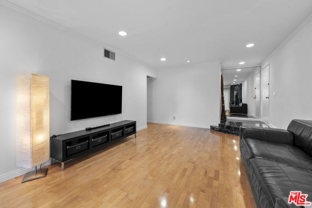 1515 S Beverly Drive 202