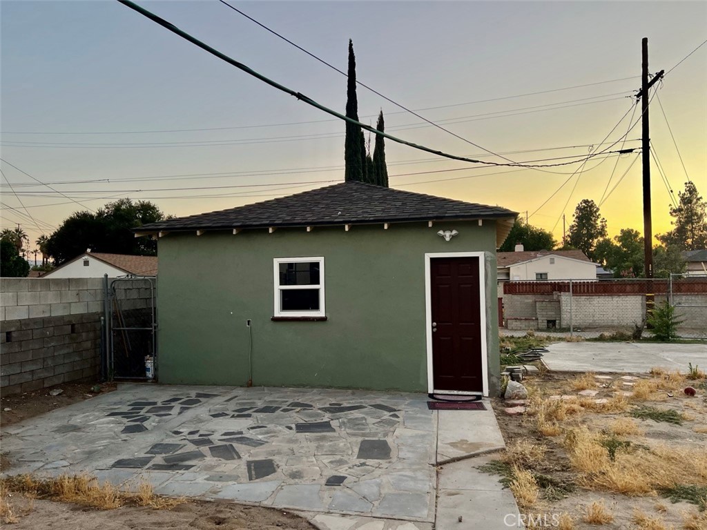 Detached Studio Available, Bedroom, 1 Bath and Living Space all in One. A small kitchenette, Space for an Electric Stove on the Counter, Kitchen Sink, and some Cabinets. Laminate flooring throughout, Restroom has a Shower (no tub). Private Entry with a small Fenced Yard, No Laundry Available. No Pets Allowed. Front house is also available for lease and for Sale. Fence will go up to divide the space in the backyard. Utilities are included. Call to schedule your Tour! Thank you.