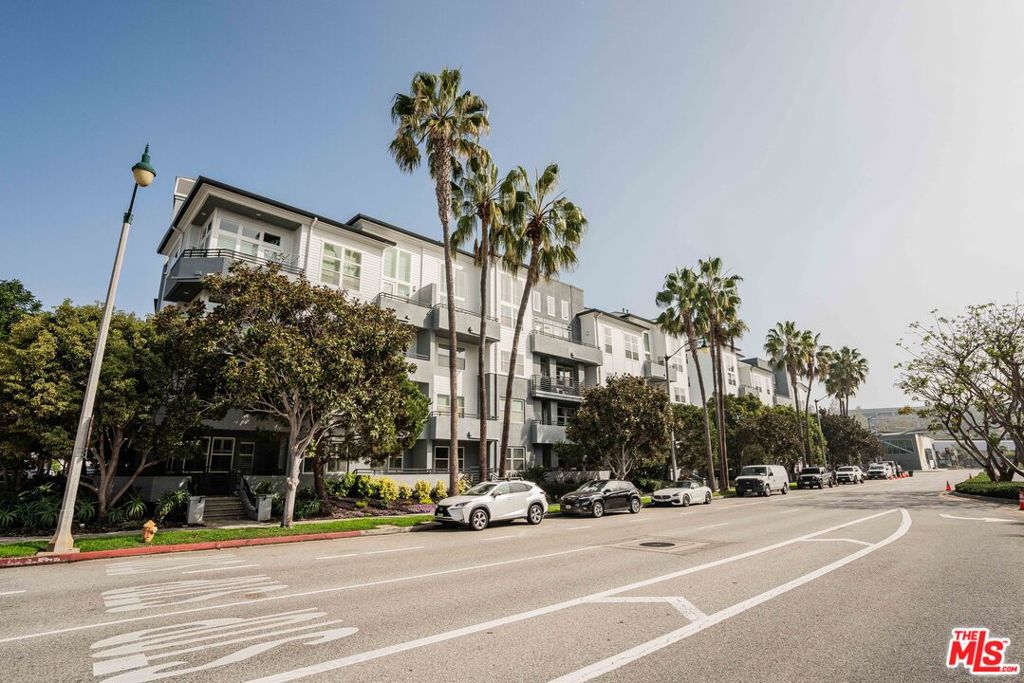 7100 Playa Vista Drive 404