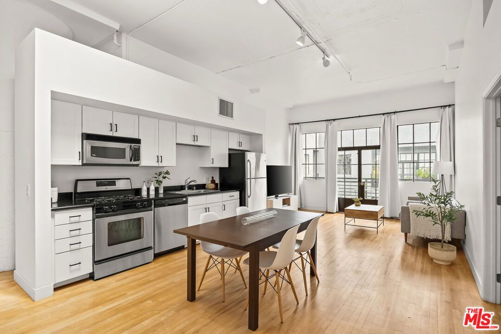 Photo of 420 S San Pedro Street #628, Los Angeles, CA 90013 (MLS # 26703041)