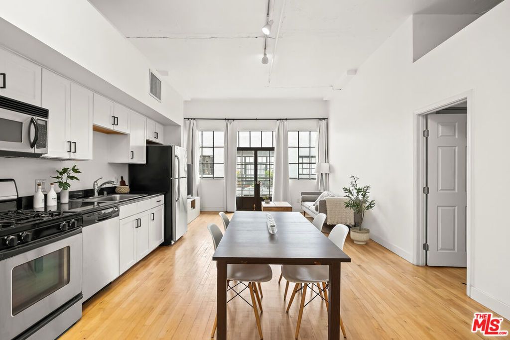 Photo of 420 S San Pedro Street #628, Los Angeles, CA 90013 (MLS # 26703041)