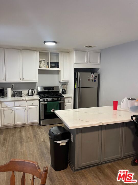 915 E 76th Place, Los Angeles CA 90001